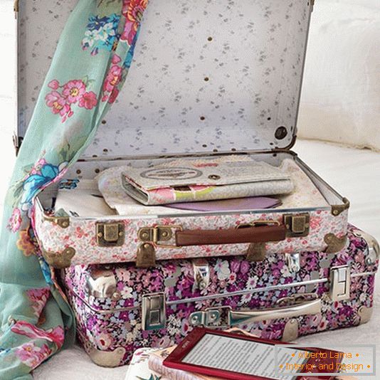 Piękna stylizowana walizka