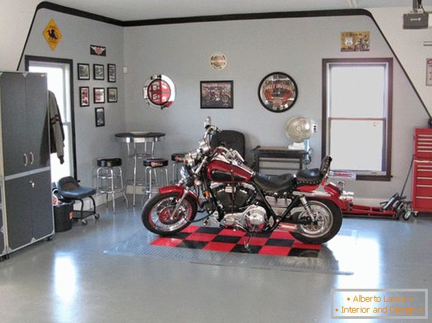 Motocykl w garażu