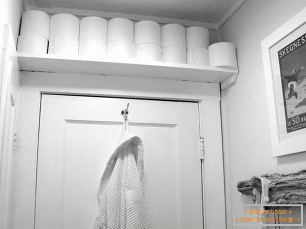 Półka na papier toaletowy nad drzwiami