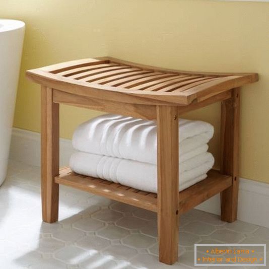 Drewniane krzesło do łazienki