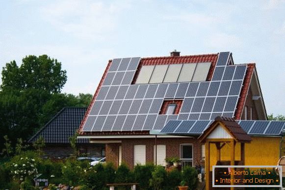 Dom z panelami słonecznymi do samodzielnej elektryczności