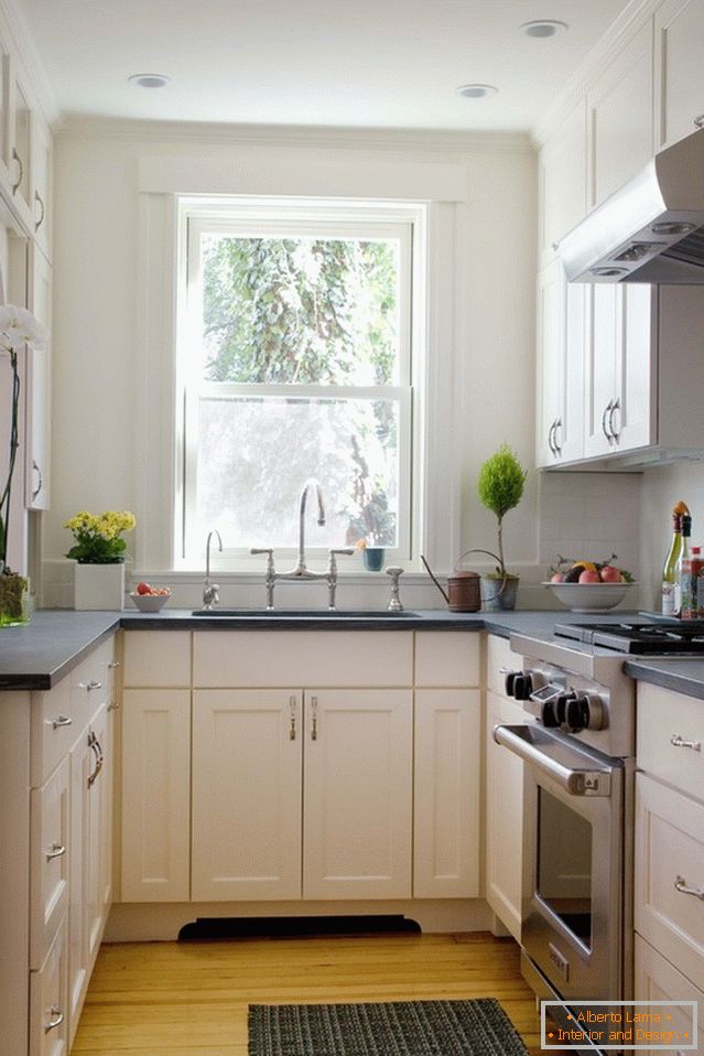 Wnętrze kuchni w kolorze białym