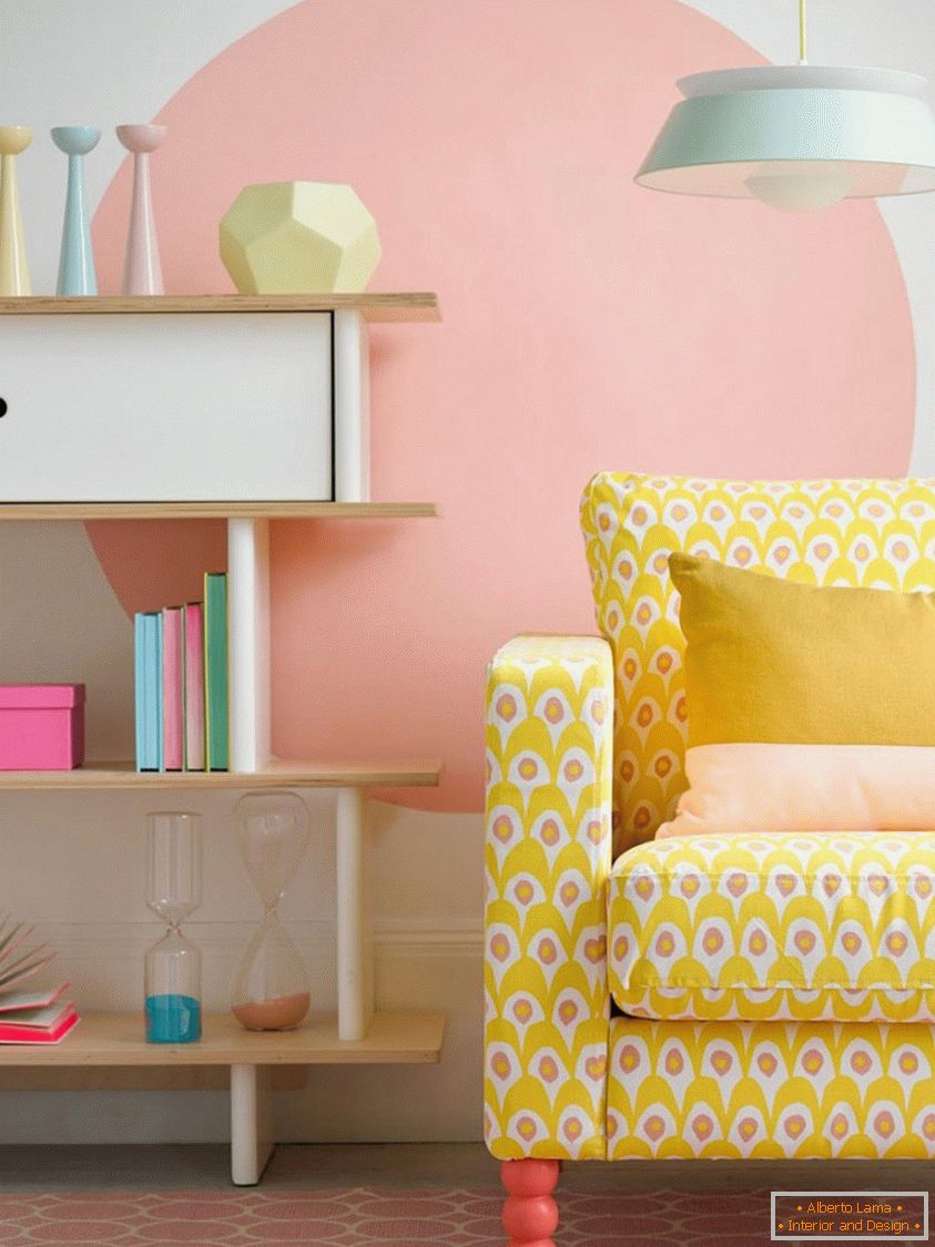 Jasna żółta sofa, tworzy wspaniały kontrast w pastelowym pokoju