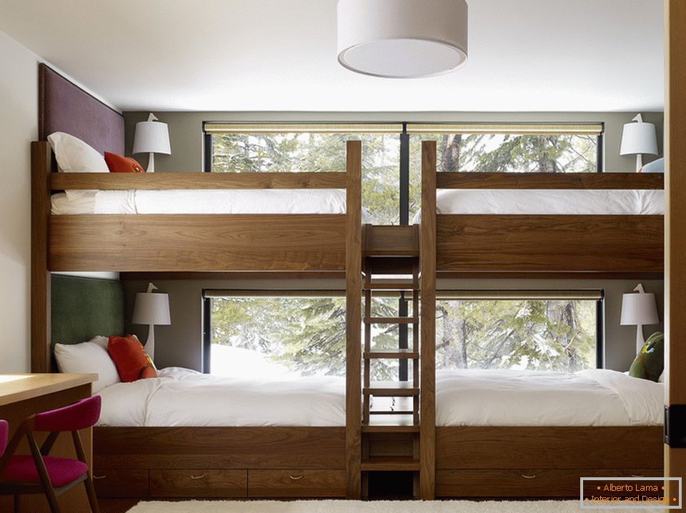 Dwupoziomowe czteroosobowe łóżko w pokoju dziecinnym