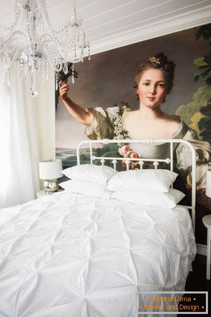 Piękny żyrandol w małej sypialni