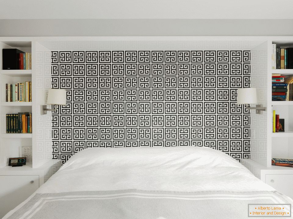 Sypialnia w kolorze białym z czarnym wzorem na czubku łóżka