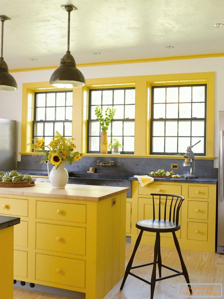 Żółty kolor, dominuje styl rustykalny w kuchni