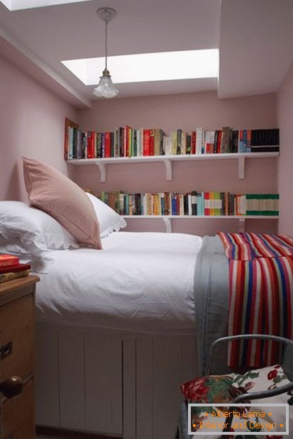 Półki na książki w małej sypialni