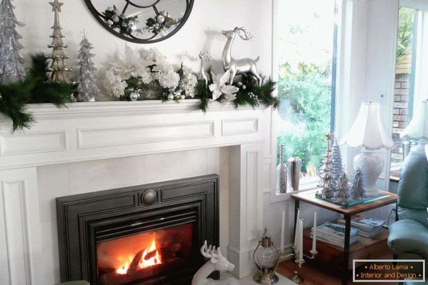 Biało-srebrna ozdoba salonu z kominkiem na nowy rok