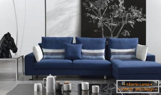 czarno-biały-salon z niebieską kanapą
