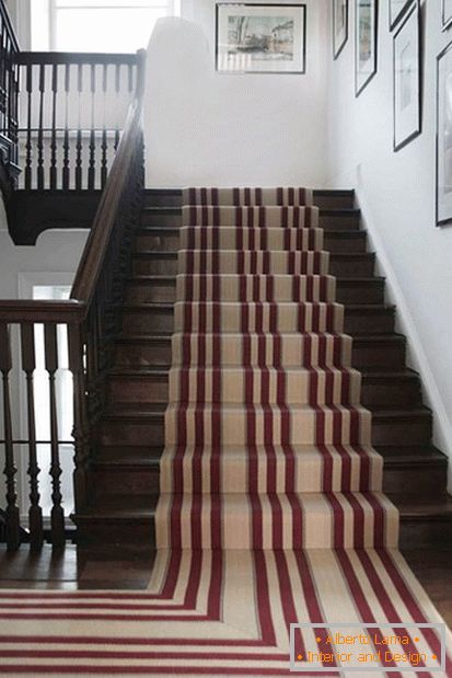Pasiasty dywan własnymi rękami do dekoracji schodów