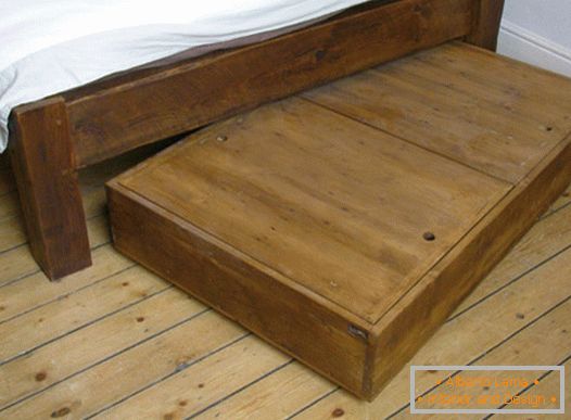 Drewniane pudełko pod łóżkiem