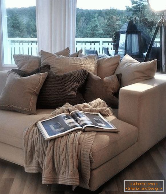 Rozkładana sofa z poduszkami