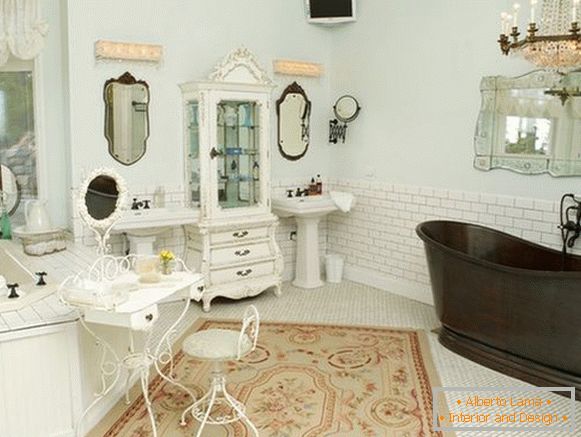 Piękny wystrój wnętrza łazienki w stylu cheby-chic