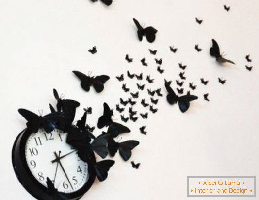 Zegar z motylami na ścianie