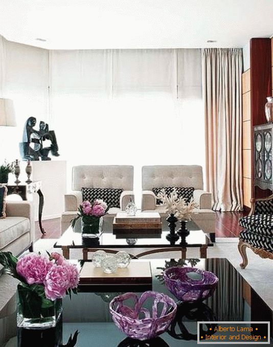 Fioletowe i czarno-białe kolory w salonie