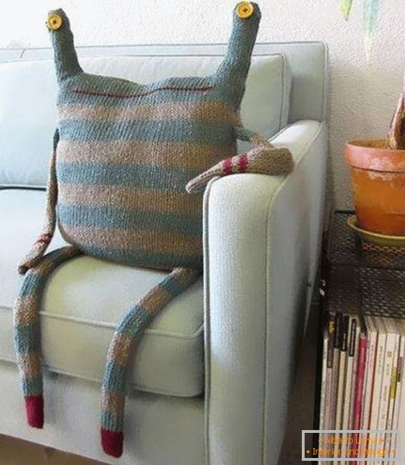 Pomysły na tworzenie dzianinowych poduszek na kanapie z igłami do robienia na drutach