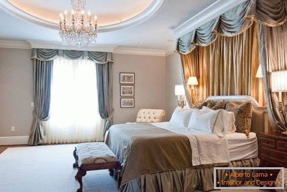 Piękne zasłony i baldachim w sypialni w stylu klasycznym