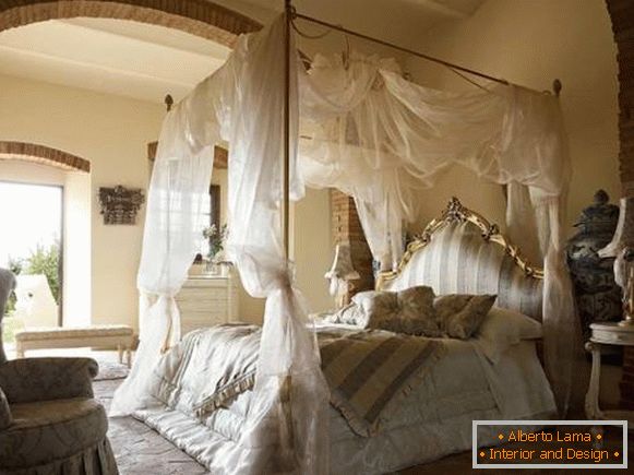 Piękna romantyczna sypialnia z łóżkiem z baldachimem