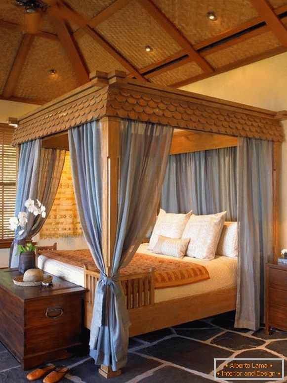 Drewniane łóżko z bogatą dekoracją i baldachimem