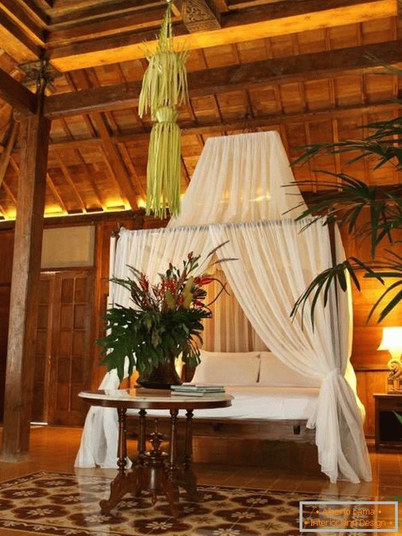 Sypialnia z baldachimem w tropikalnym stylu