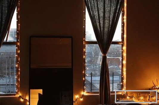 Stylowe podświetlane okna w sypialni