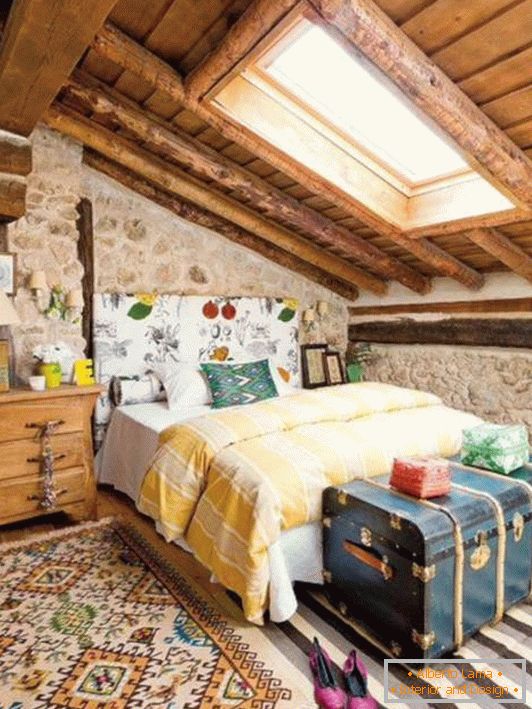 Ładny projekt sypialni w stylu rustykalnym