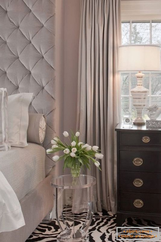 Elegancka sypialnia z niezwykłym dywanem i przezroczystym stołem