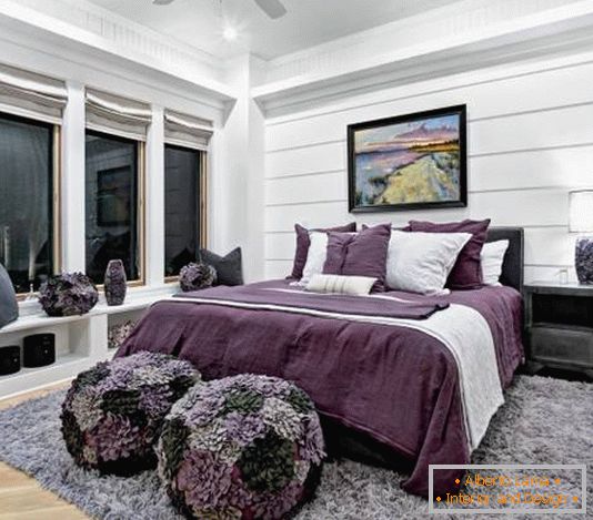 Czarno-biała sypialnia z fioletowymi akcentami