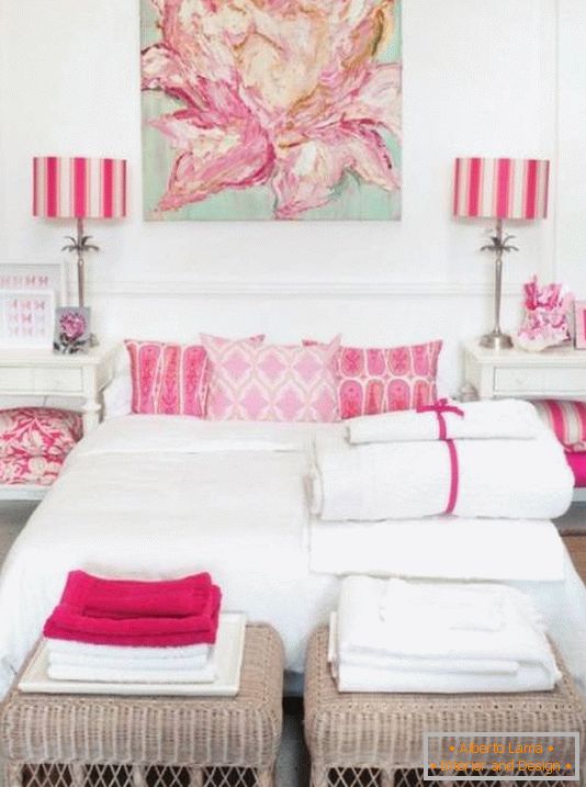 Biała sypialnia z różowymi akcentami