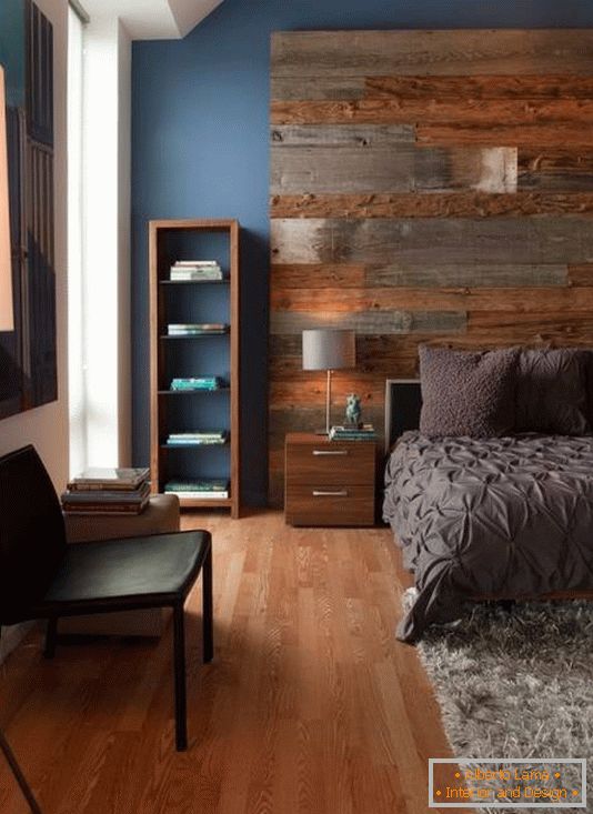Duży drewniany zagłówek i stylowe meble w sypialni