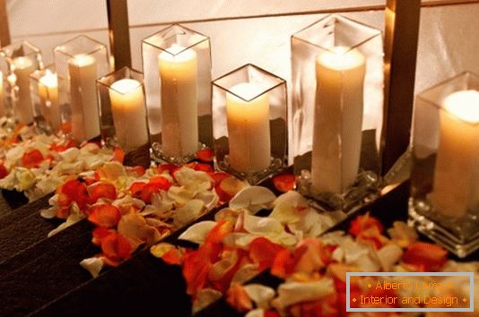 Domowa dekoracja z kwiatami i świeczkami dla walentynki