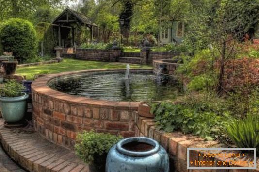 Wazy i fontanna w ogrodzie