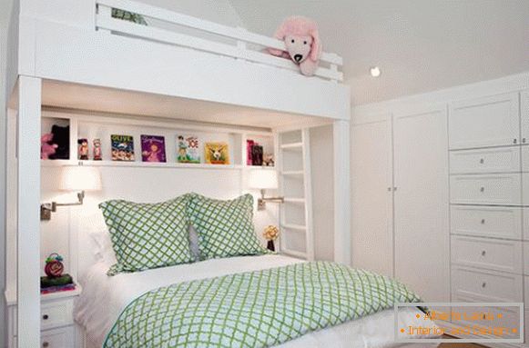 Duże dwupoziomowe łóżko w małym pokoju dziecinnym