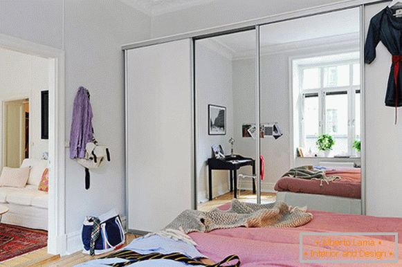 Sypialnia małego mieszkania w Szwecji
