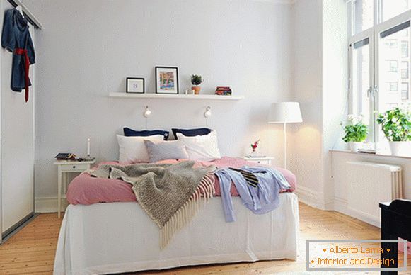 Sypialnia małego mieszkania w Szwecji