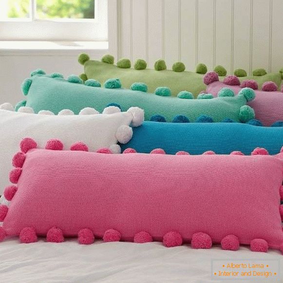 Dekoracja poduszek z pomponami