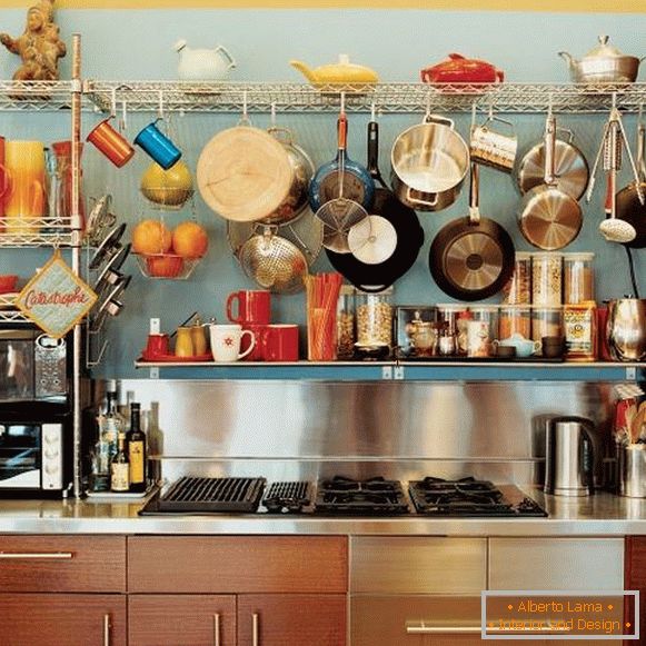 Otwarte półki z naczyniami w projektowaniu kuchni