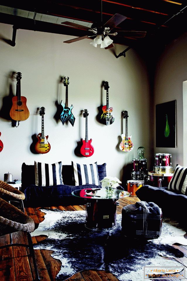 Gitary na ścianie w salonie