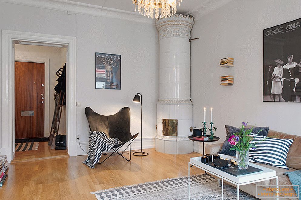 Wnętrze dwupokojowego mieszkania w skandynawskim stylu w Sztokholmie