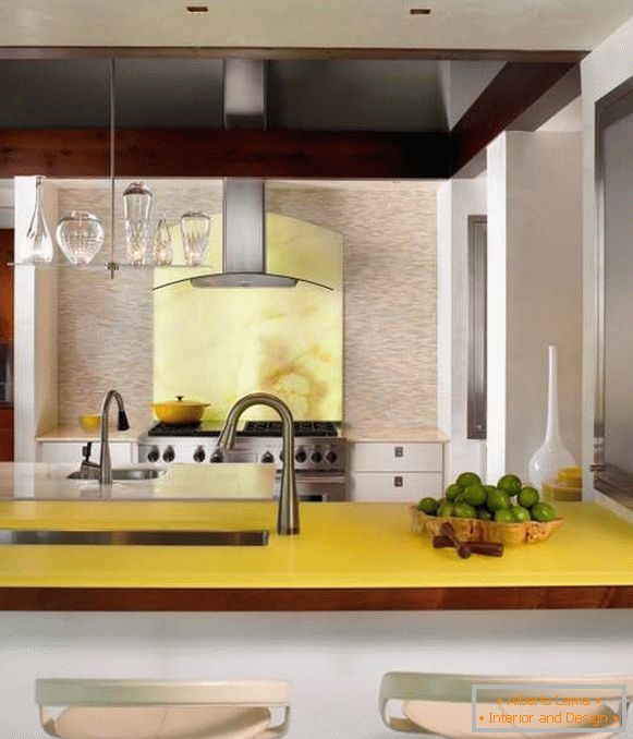 Jasnożółty kolor we wnętrzu kuchni prywatnego domu