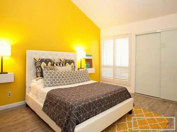 Żółty kolor we wnętrzu sypialni