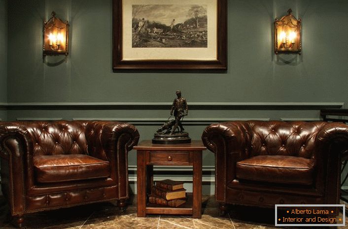 Do biura dżentelmena w angielskim stylu charakteryzują się masywne skórzane krzesła i surowe elementy wnętrza.