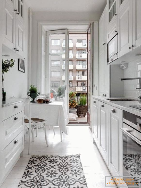 Biała kuchnia we wnętrzu - zdjęcie małej kuchni z balkonem
