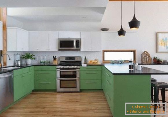 Kuchnia w kolorze białym i zielonym - fotografia z ciemnym blatem