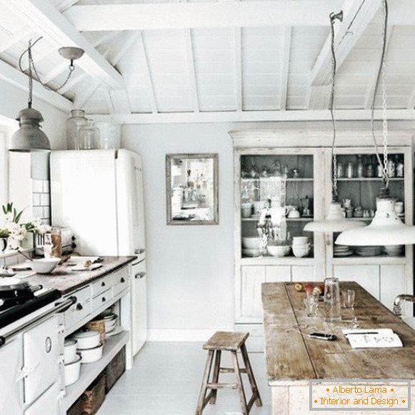 Biała kuchnia w drewnianym domu