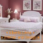 Wnętrze sypialni Lilac z białymi meblami