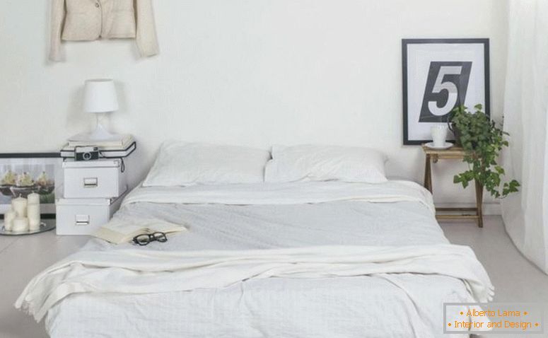 minimalistyczno-biała-sypialnia-projekt-z-podłogą-i-małym-drewnianym-stolikiem