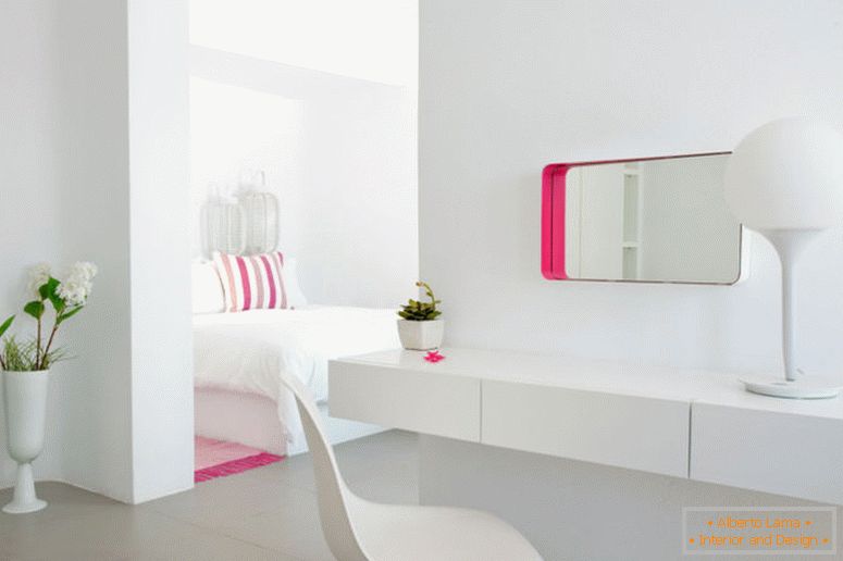romantyczna sypialnia-projekty-dla-pary-super-biała-sypialnia-meble-także-eames-style-dsw-krzesło-plus-pop-art-wnętrze-wystrój-projekt-pomysły-z-paski-kolorowe-poduszki- i-marność-glob-biurko-lampa