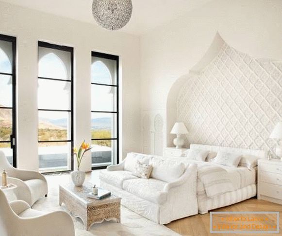 Wnętrze biała sypialnia w marokańczyka stylu